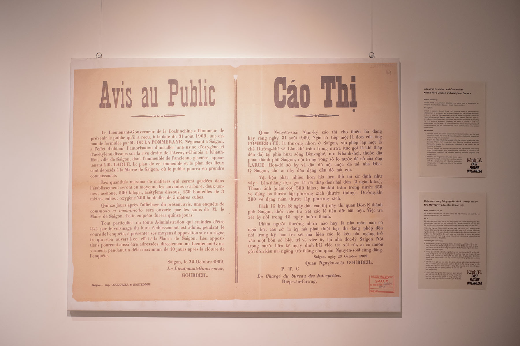 Enlarged article in French [left side] and Vietnamese [right side]. Title: Avis au Public/Cao Thi. Exhibition descriptions on the right side of the photo. 